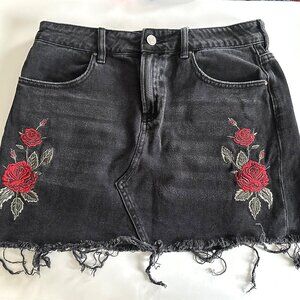 Women's Pacsun Size 28 Black Denim Jean Skirt w/ Embroidered Roses‎ on Front